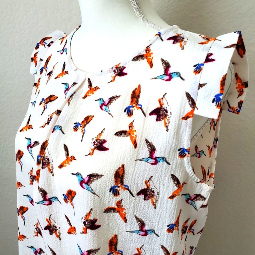 Hummingbird motif top